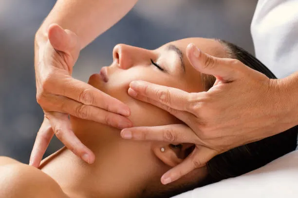 Revitalisierende Gesichtsmassage mit Anti-Aging-Wirkung
