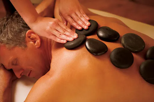 Hot-Stone-Massage mit erwärmten Basaltsteinen