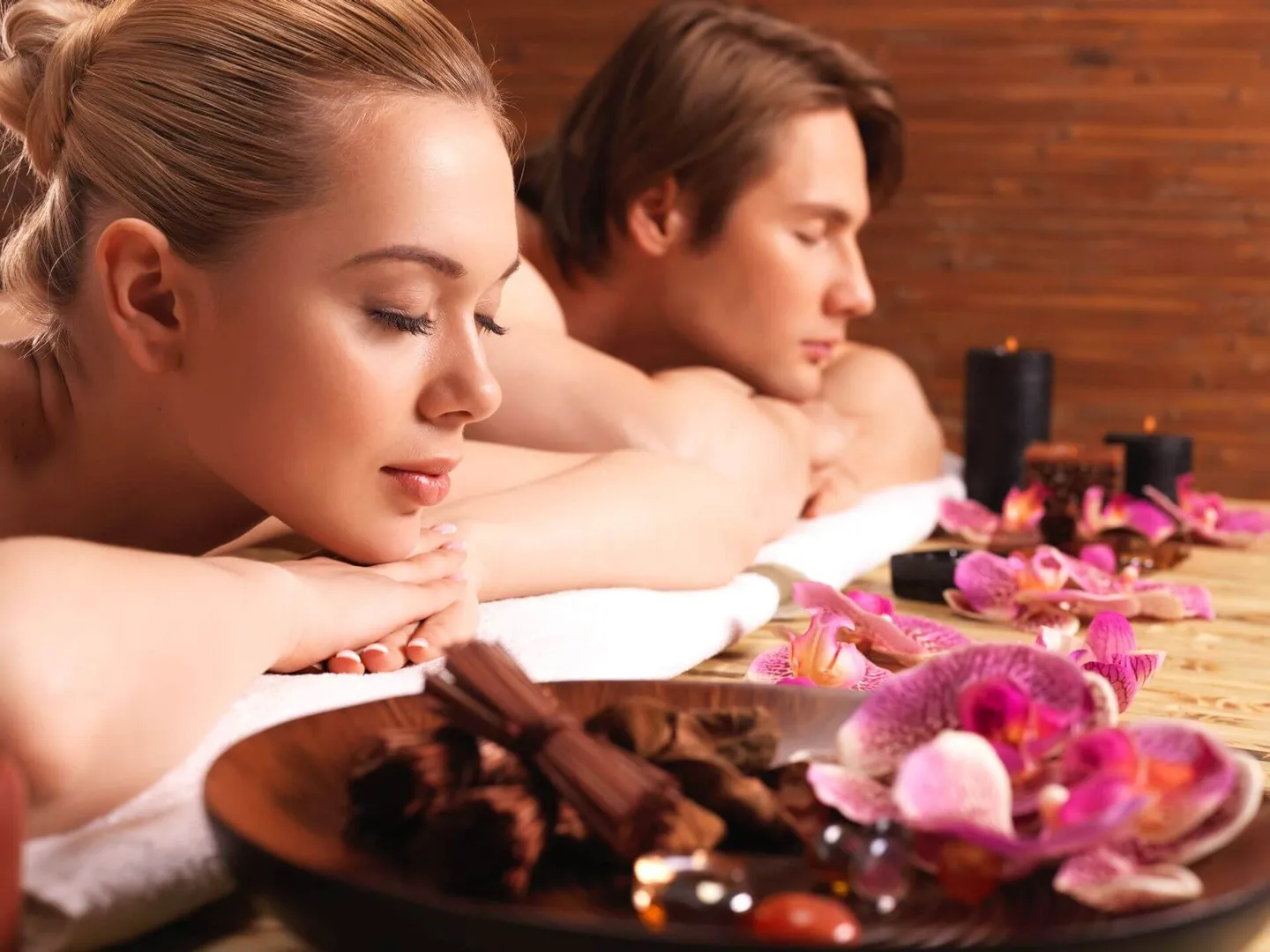 Partnermassage im exklusiv für Paare gestalteten Massageraum