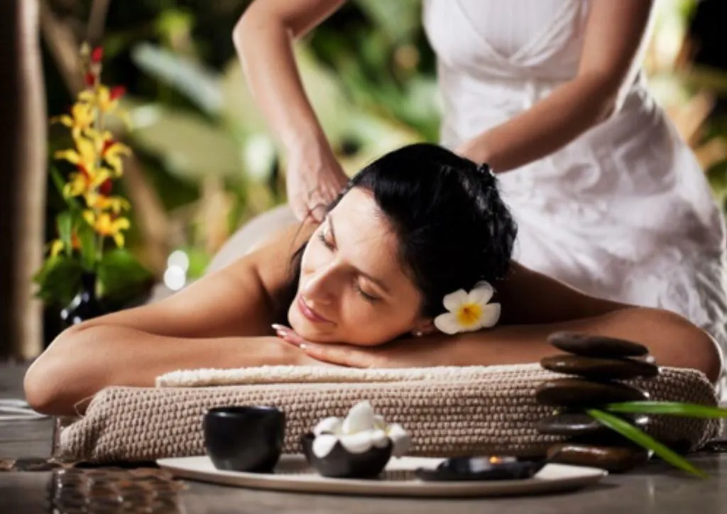 Traditionelle Thai-Massage mit Druckpunkten und Dehnungen